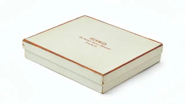 偶然がデザインを変えた。エルメス「オレンジの箱」の誕生秘話