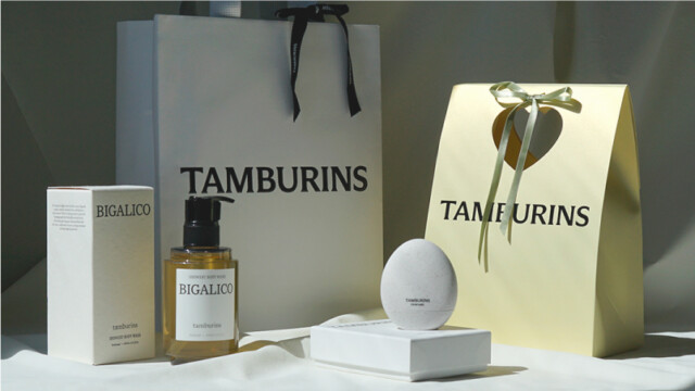 洗練されたデザインで顧客の記憶に深く残る。韓国発の人気コスメブランドのオリジナル紙袋