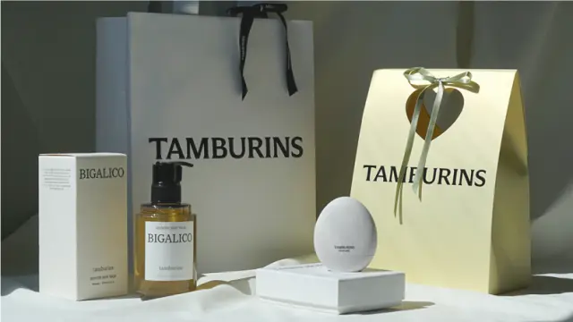 洗練されたデザインで顧客の記憶に深く残る。韓国発の人気コスメブランドのオリジナル紙袋