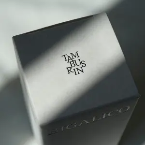 シンプルなロゴが際立つ、韓国発の人気コスメブランドの洗練されたオリジナルボックス