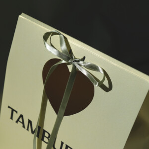 ハート型のくり抜きがかわいい、韓国発の人気コスメブランドのオリジナル紙袋