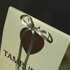 ハート型のくり抜きがかわいい、韓国発の人気コスメブランドのオリジナル紙袋