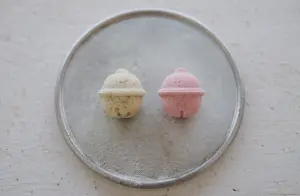 鈴の形をした和三盆のお干菓子『十六夜のすゞ』