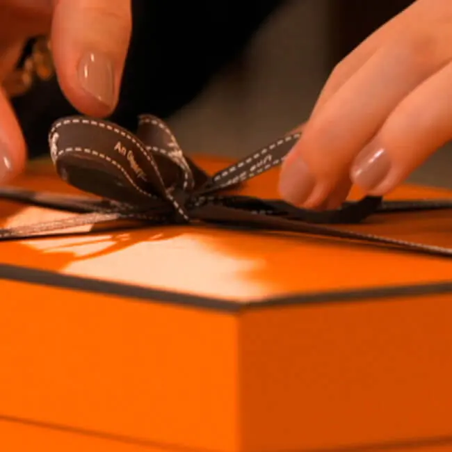偶然がデザインを変えた。エルメス「オレンジの箱」の誕生秘話