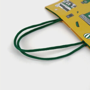 落ち着いたフォレストグリーンカラーのアクリルスピンドルを採用したオリジナル紙袋