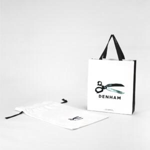 クールなデザインと大きなハサミのロゴが目を惹く、プレミアムデニムブランドのオリジナル紙袋