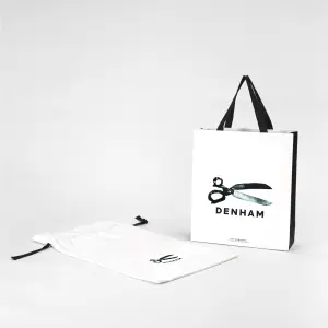 クールなデザインと大きなハサミのロゴが目を惹く、プレミアムデニムブランドのオリジナル紙袋