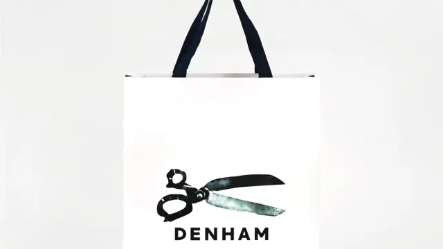 プレミアムデニムブランドのクラフトマンシップ溢れる紙袋を読む