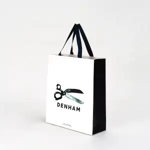 クールなデザインと大きなハサミのロゴが目を惹く、プレミアムデニムブランドのオリジナル紙袋