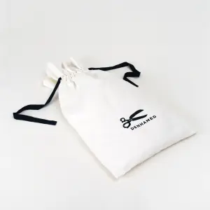 近年需要が高まるトレンドアイテム。プレミアムデニムブランドのロゴをあしらったオリジナルコットン巾着