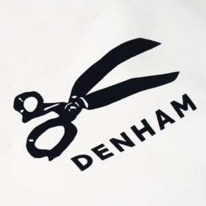 近年需要が高まるトレンドアイテム。プレミアムデニムブランドのロゴをあしらったオリジナルコットン巾着