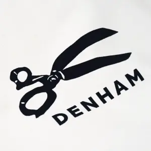 近年需要が高まるトレンドアイテム。プレミアムデニムブランドのロゴをあしらったオリジナルコットン巾着