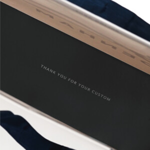 底ボールに隠された粋なメッセージ。細やかな心遣いが光るオリジナル紙袋