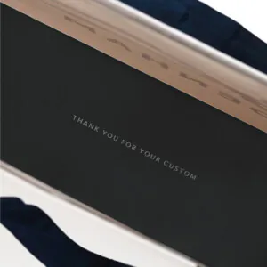 底ボールに隠された粋なメッセージ。細やかな心遣いが光るオリジナル紙袋