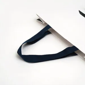 光沢感と丈夫さを両立し、高級感を際立たせるオリジナルリボン