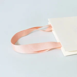 上品で軽やかなハンドルカラーが際立つ。COA GINZA様のブランドの統一感を表現したオリジナル紙袋