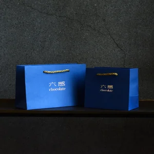 箔押しの輝きが美の媒体としての役割を強調。六感chocolate様の高級感と上品さが際立つオリジナル紙袋