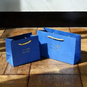 箔押しの輝きが美の媒体としての役割を強調。六感chocolate様の高級感と上品さが際立つオリジナル紙袋