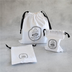 ギフトの後も再利用できる。高級フレグランスブランドのオリジナルコットン巾着