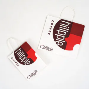 ロゴマークを主役にした、遊び心のある紙袋7