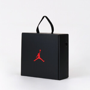 人気スニーカーブランドの浮き出し加工でロゴが際立つ、機能性とデザインを両立したオリジナル紙袋