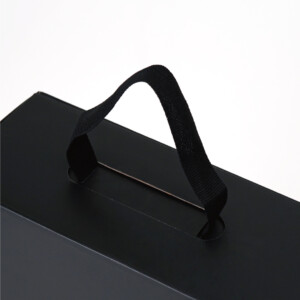 シューズボックスがそのままバッグに。布製ハンドルで持ち運びやすさをプラスした、人気スニーカーブランドのオリジナル紙袋