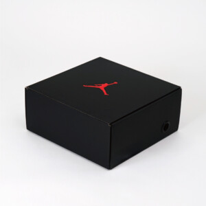 人気スニーカーブランドの浮き出し加工でロゴが際立つ、機能性とデザインを両立したオリジナル紙袋