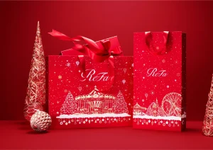 鮮やかな赤に映える、贅沢な箔押しの輝き。クリスマスの特別感を詰め込んだ2025年のオリジナル紙袋