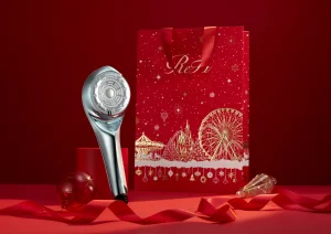 2025年限定の特別な装い。ReFa WONDERLANDの幻想的な世界を贅沢な箔押しで描いたオリジナル紙袋