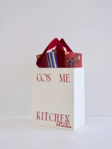 共有欲を掻き立てるデザイン。2025ホリデー限定、『投稿される体験』が詰まったコスメブランドのオリジナル紙袋