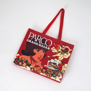 ホログラムがきらめく赤のビジュアルと、大きな女性のイラストが印象的な「パプリカ」20周年×PARCOのオリジナル紙袋