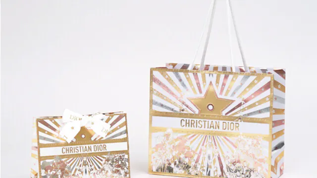 箔押しが煌めく！サーカスをテーマにしたホリデー限定紙袋を読む