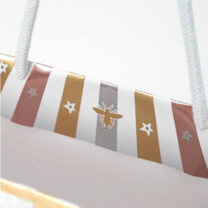 口折り部分までデザインが続く丁寧なパッケージ仕様