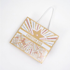 中央に配置された大きなスターと放射状のラインデザイン