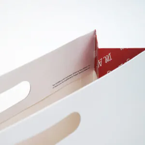 赤と余白が水彩の温もりを引き立てる紙袋5