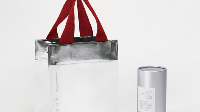 ベルベットリボンがアクセント！ヘアケアブランドのホリデー限定紙袋を読む