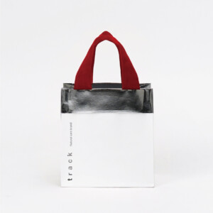 メタリックシルバーの口折りと赤いベルベットリボンが華やかなホリデー限定オリジナル紙袋