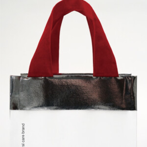 アルミ蒸着紙を使用し内面までシルバーに仕上げた紙袋の口折り部分