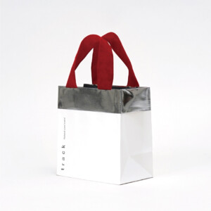 メタリックシルバーの口折りとボルドーのベルベットリボンが特徴の冬限定ショッパー