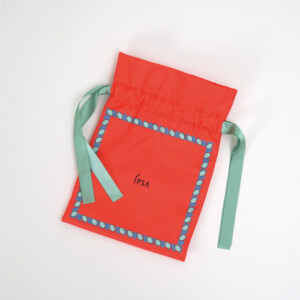 ホリデー限定の赤い巾着型ギフトバッグ