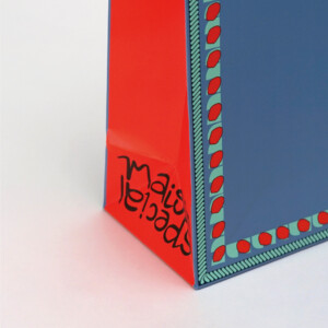 赤いマチ部分にデザインされた可愛いコラボロゴ