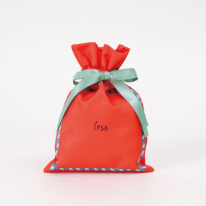 ホリデー限定の赤い巾着型ギフトバッグ