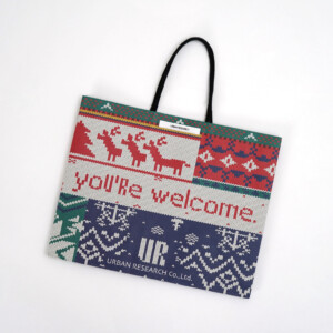 トナカイや雪の結晶が編み目状にデザインされた紙袋のアップ