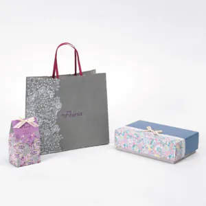 関東に4店舗展開する焼き菓子店の、繊細なボタニカル柄が表現されたオリジナル紙袋