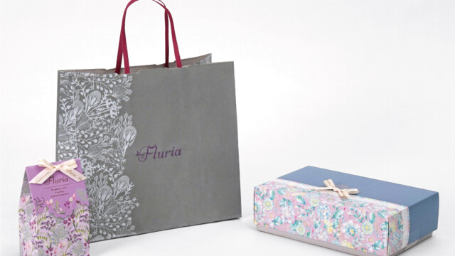 繊細なボタニカル柄に心ときめく！上品グレーで魅せるオリジナル紙袋を読む