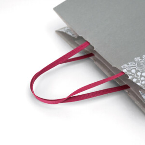 差し色の持ち手が映えるオリジナル紙袋