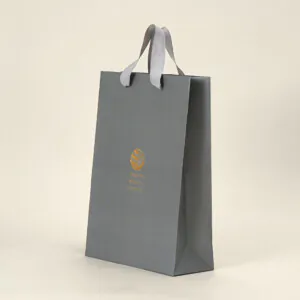 グレーで揃えたボディと箔押しが際立つ紙袋2