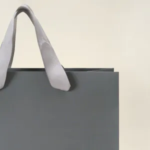 グレーで揃えたボディと箔押しが際立つ紙袋5