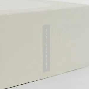 日本酒のギフトボックスの開閉部分に貼られたメッセージ入りオリジナルシール